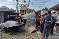 KA Ambarawa Ekspres Tabrak Truk Tangki di Pelintasan Tak Dijaga, Sopir Tewas di Lokasi Kejadian