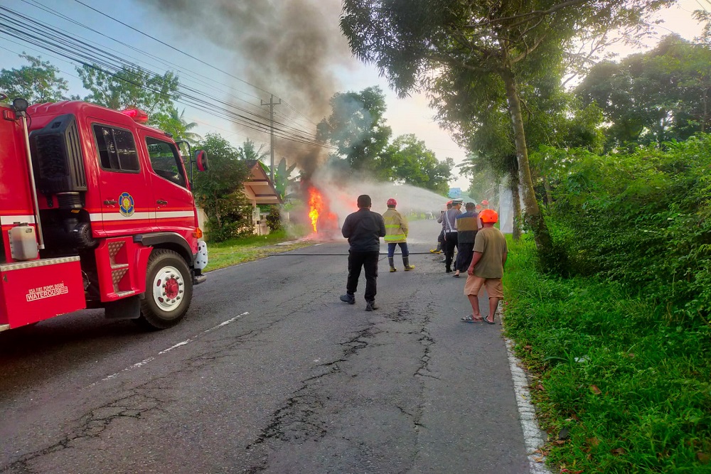 Mobil Ludes Terbakar di Jalan Kaliurang, Pengemudi dan Tiga Penumpang Selamat