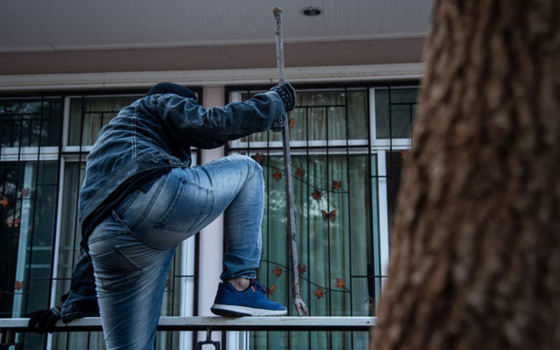 Supostamente roubando pássaros, os moradores de Pajangan foram detidos na delegacia de Sewon