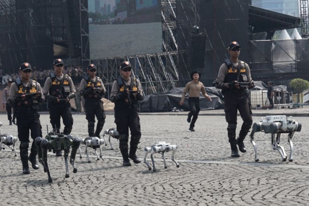 Polri Pamerkan Robot Anjing Berjalan untuk Perayaan Hari Bhayangkara