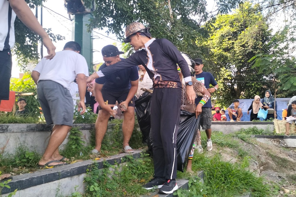 Ganjar Pranowo Kelilingi Lapangan Minggiran Jogja Punguti Sampah