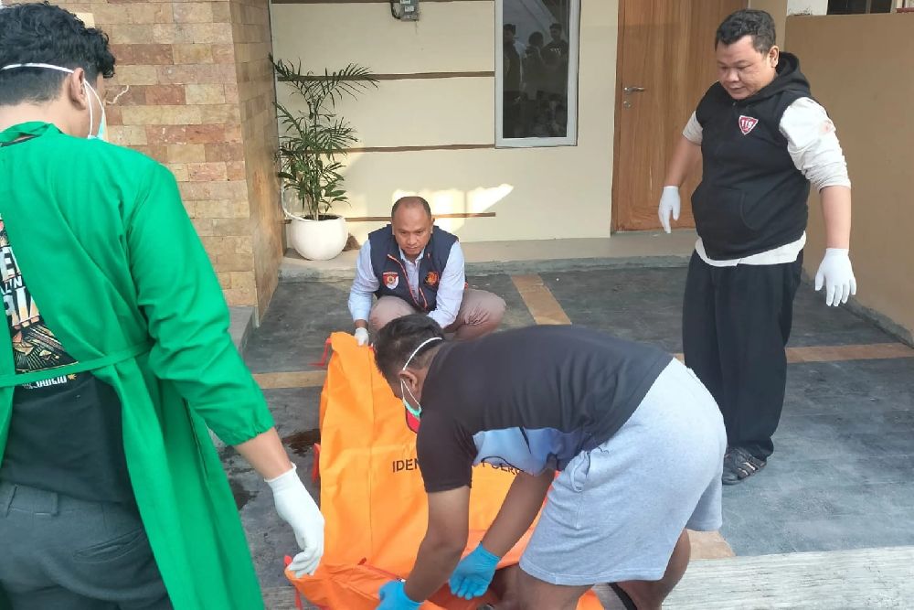 Diduga Sakit, Driver Ojol Ditemukan Meninggal di Halaman Rumah Kosong Karanganyar