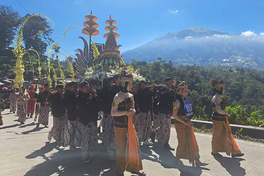 Kirab 21 Gunungan Menjadi Puncak Ketep Summit Festival 2025