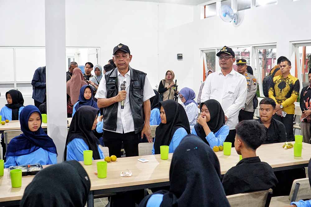 Wamensos Makan Malam Menu Serupa dengan Siswa Sekolah Rakyat di Magelang