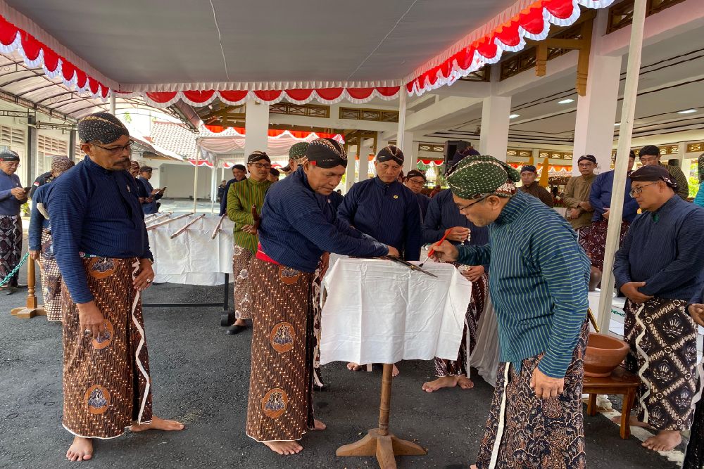 Makna di Balik Prosesi Jamasan Tombak Pusaka Kyai Agnyo Murni Milik Pemkab Bantul