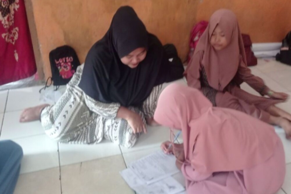 Miris, Sudah 22 Tahun Sekolah Madrasah di Pandeglang Ini Belajar Tanpa Kursi dan Meja
