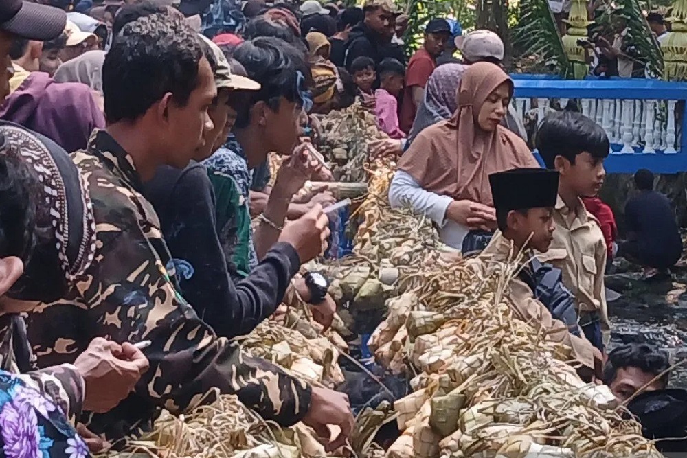 Tradisi Menjaga Sumber Air, Seribuan Ketupat Diperebutkan Warga Ngemplak Temanggung