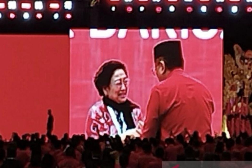 Hasto Kristiyanto Tiba di Kongres PDIP, Megawati Menangis