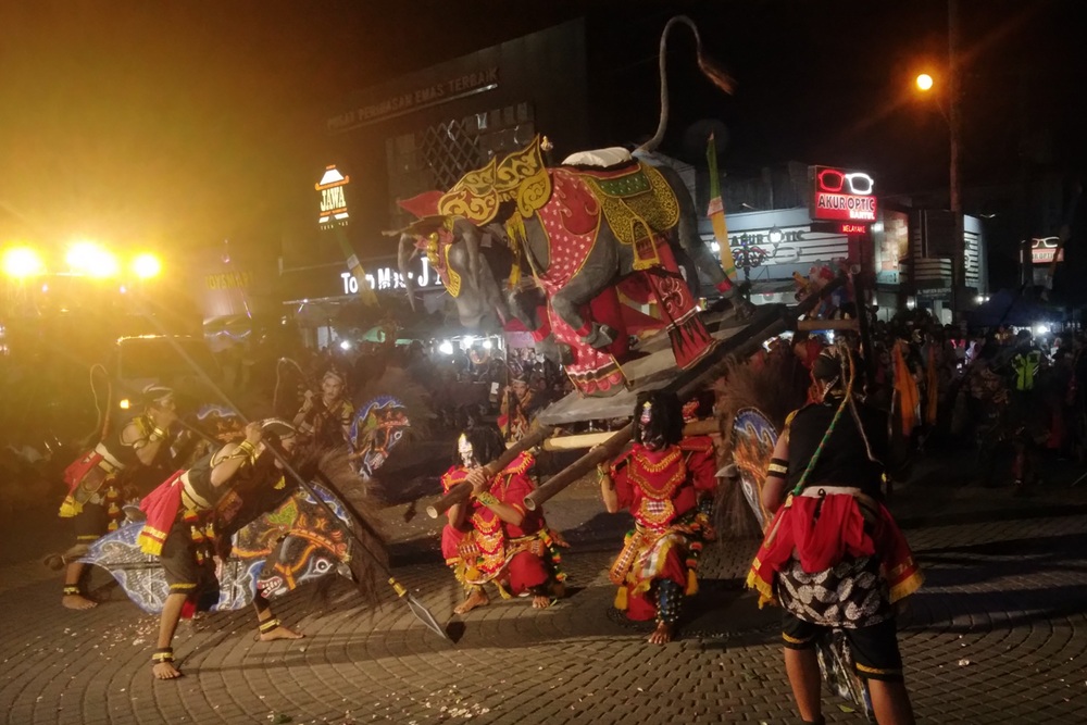 Ribuan Warga Ramaikan Bantul Creative Carnival yang Digelar Malam Hari