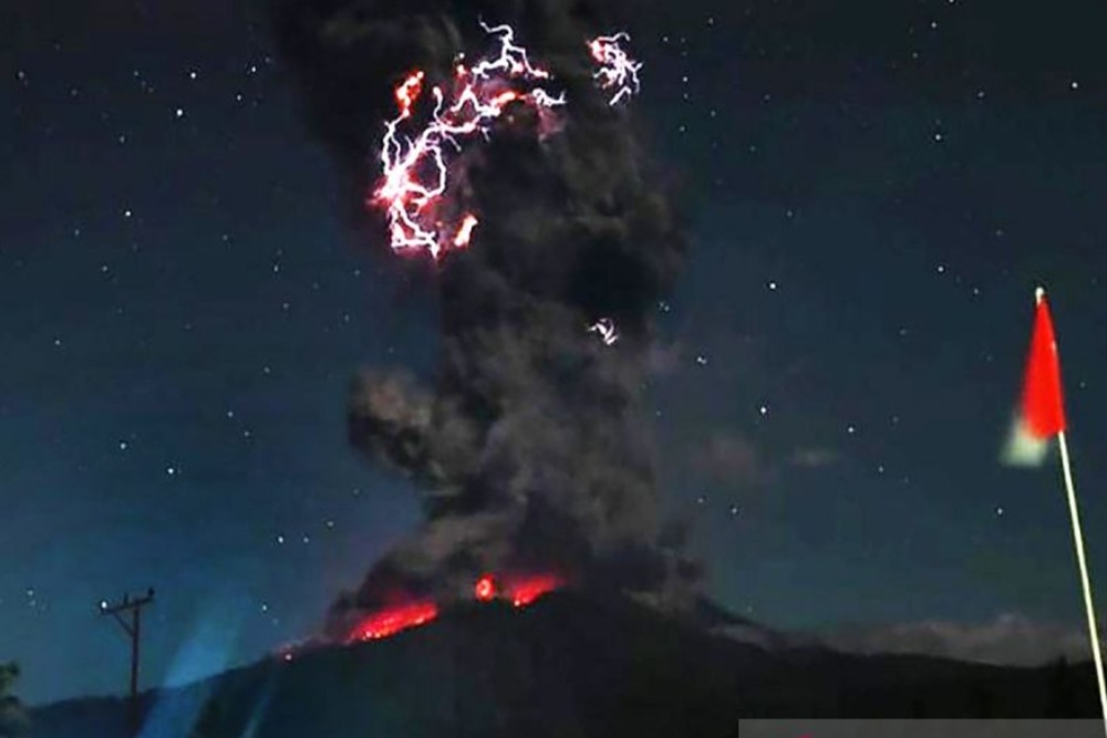 Gunung Lewotobi Erupsi Besar, Wilayah Kosong dari Warga di Radius 6 Km