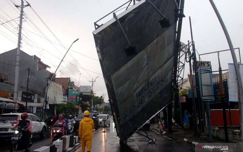 8 Baliho Ilegal di Bantul Dibongkar