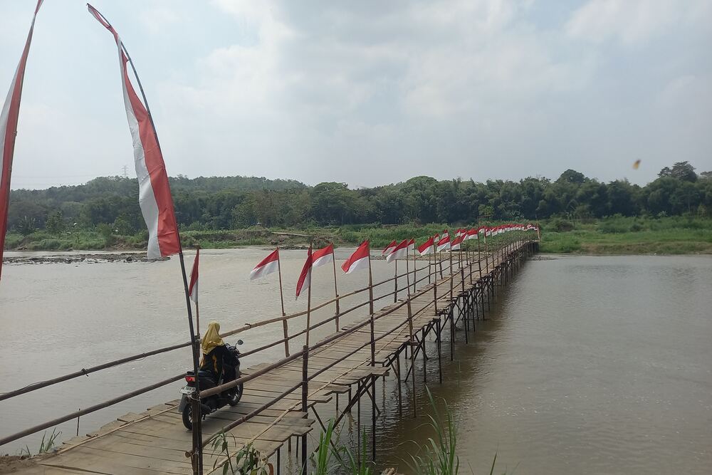 Saat Merah Putih Berkibar di Jembatan Sesek Kulonprogo