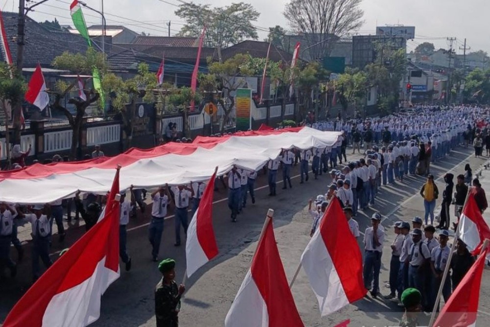 Ratusan Pelajar Temanggung Bentangkan Bendera Raksasa