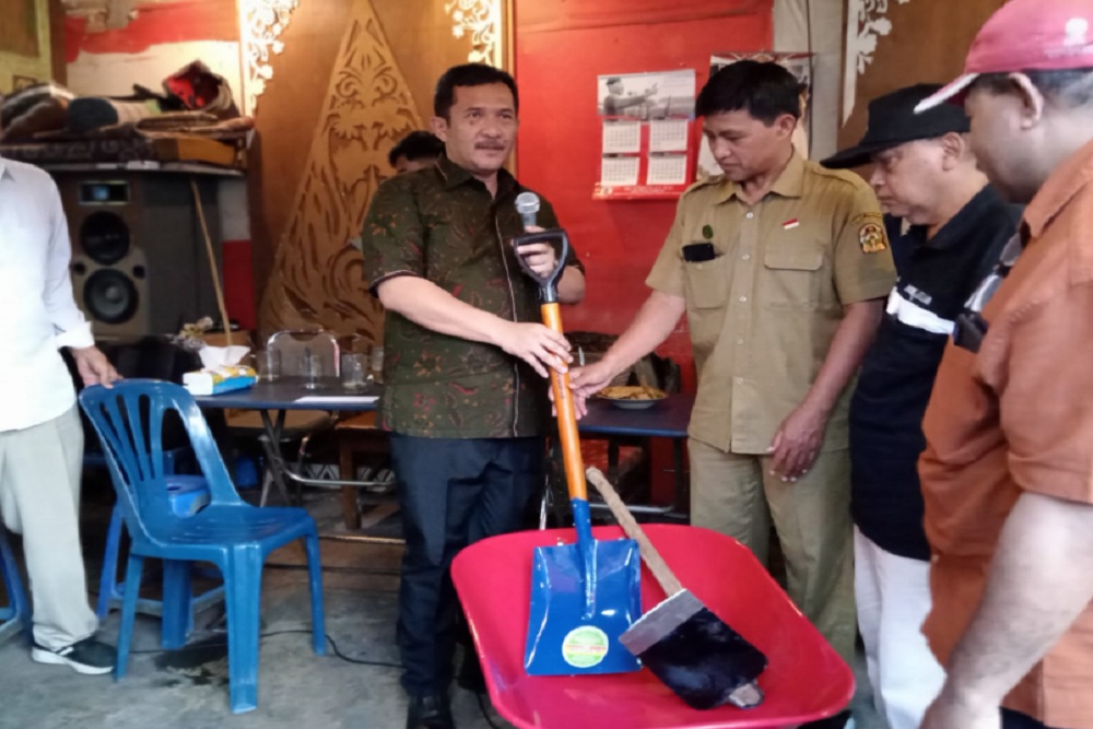 Dukung Masyarakat Tangguh, Eko Suwanto Serahkan Alat Penanggulangan Bencana