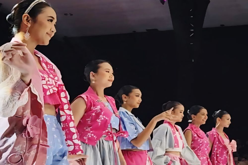 Batik Enom Tampilkan Koleksi Langit Senja Dalam Jogja Fashion Week 2025