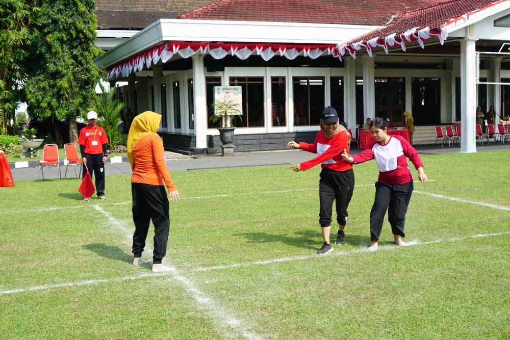 ASN Pemkab Magelang Ikut Gobag Sodor dan Balap Terompah Panjang