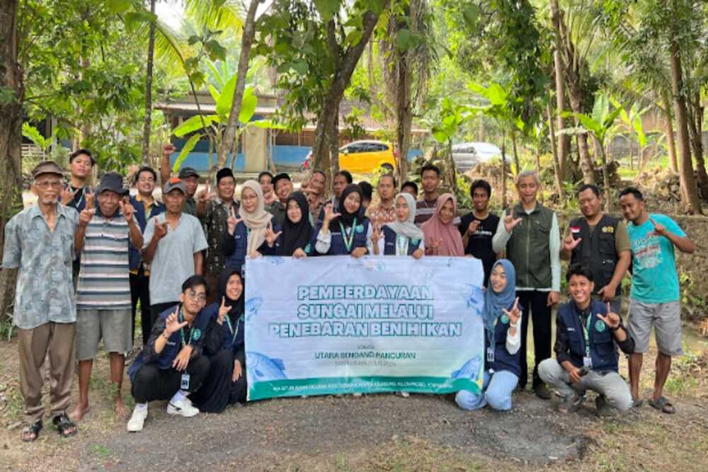 Mahasiswa KKN UIN dan DKP Lakukan Restocking Ikan di Kulon Progo