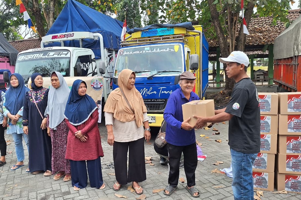 Sambut HUT RI, Paguyuban Sopir Truk Jogja Express dan Polda DIY Bagikan Paket Sembako