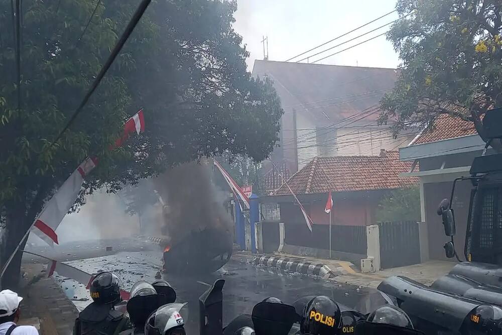 Mobil Polisi Terbakar di Demo Pati 13 Agustus Pemakzulan Bupati