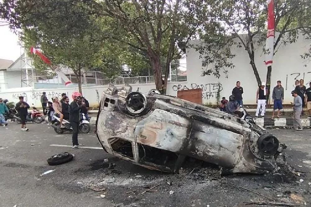 Demo Warga Pati Berakhir Anarkis, Pagar Rusak hingga Mobil Terbakar