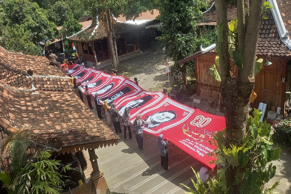 HUT Kemerdekaan RI, Sembung Batik Kulonprogo Ciptakan Delapan Sketsa Presiden dalam Satu Kain