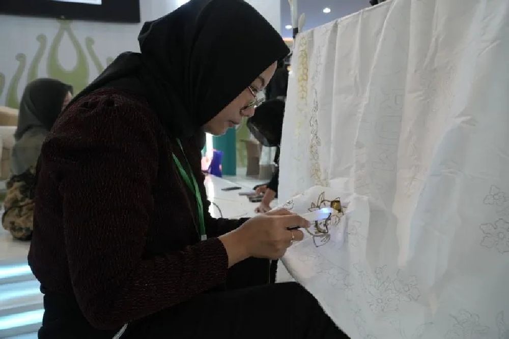 PLN Hadirkan Canting Elektrik di Jogja Fashion Week 2025