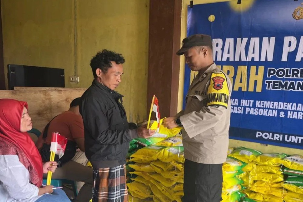 Personel Polres Temanggung Ikut Distribusikan Beras SPHP ke Masyarakat