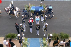 Garuda Prabayeksa Antar Duplikat Merah Putih dan Teks Proklamasi ke Monas