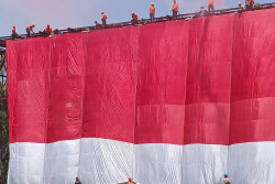 Sukarelawan dan Warga Temanggung Bentangkan Bendera Merah Putih di Jembatan Kereta Api Progo