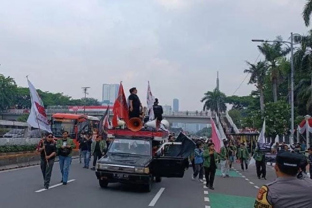 Ratusan Mahasiswa Gelar Demo di Gedung DPR/MPR Sore Ini
