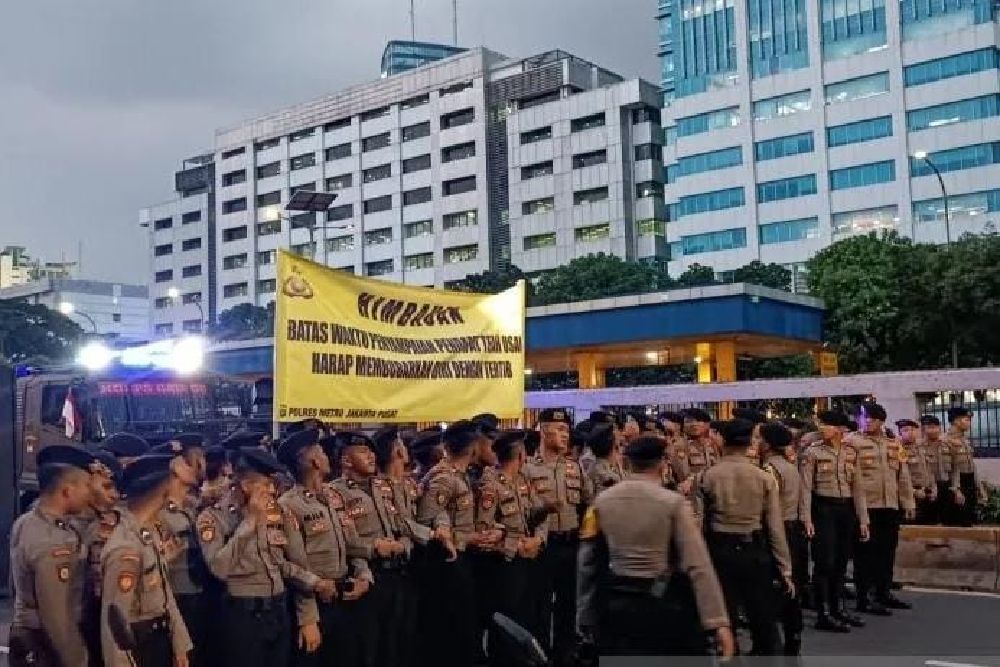 Polisi Bubarkan Demo Mahasiswa di Depan Gedung DPR