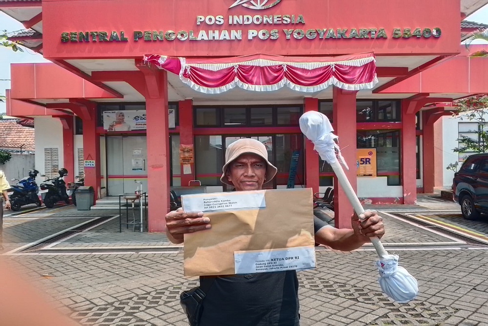 Kritik Kenaikan Tunjangan, Aktivis Jogja Kirim Korek Kuping dan Penghapus ke DPR RI