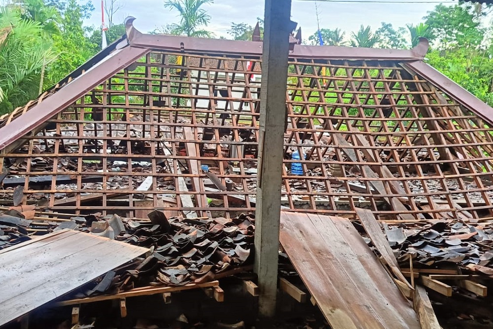 Hujan Disertai Angin, Pohon dan Joglo di Sleman Ambruk