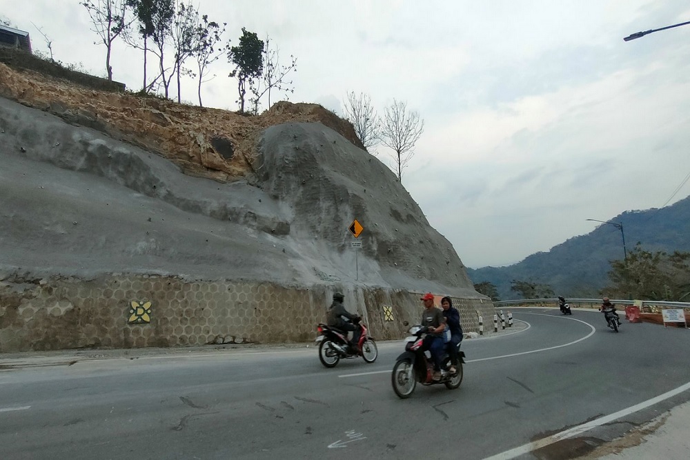 Rawan Longsor, Tebing di Jalan Baru Clongop Gedangsari Diplester Cor Beton