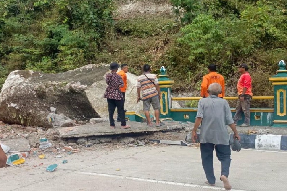 Batu Raksasa Longsor di Piyungan Bantul, Tutup Akses Jalan Kawasan Industri