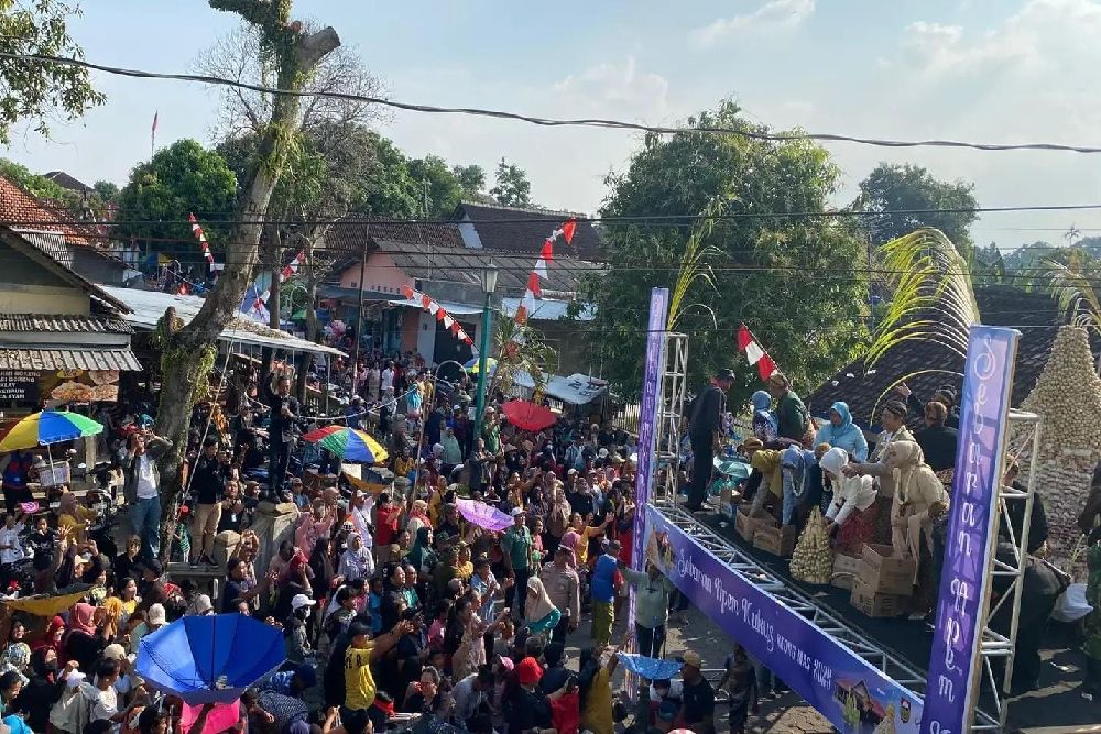 Ribuan Warga Boyolali Rela Berebut Apam Kukus Keong