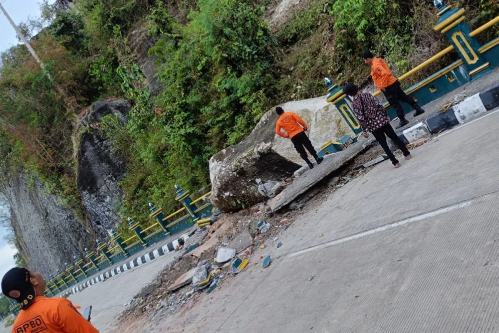 Batu Besar Longsor Hantam Pembatas Jalan di Piyungan Bantul
