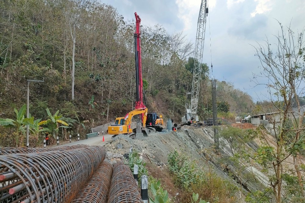 Puluhan Rangka Baja Sepanjang 32 Meter Ditanam di Jalur Clongop Gedangsari