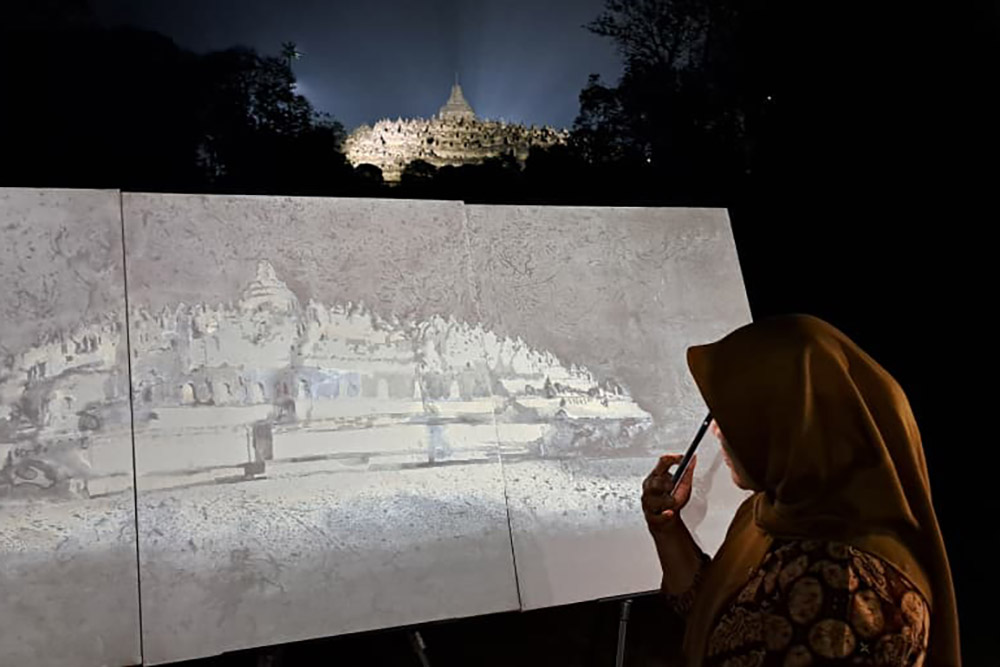 Seniman Asal Portugal Pamerkan Lukisan Unik di Borobudur, Hanya Bisa Dilihat dengan Lampu Senter