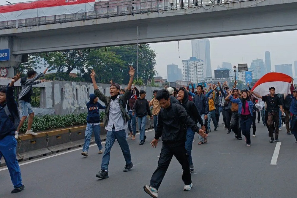 Masa Aksi di Gedung DPR RI Ditembak Meriam Air