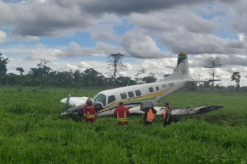 Pesawat Bunga Persada Menabrak Pos di Ujung Bandara Timika dan Terbakar