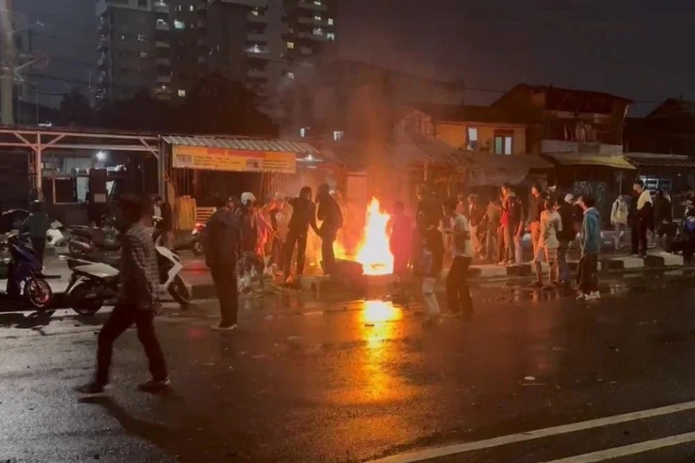 Sempat Bubar, Demonstran Balik Lagi dan Blokir Jalan ke Stasiun Palmerah