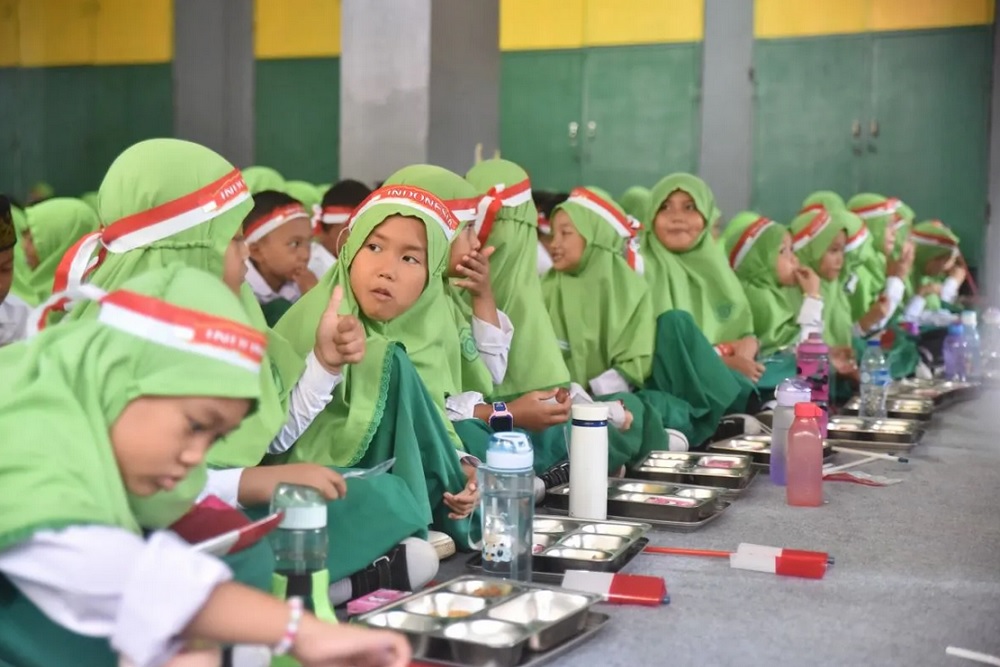 Menag Tegaskan Komitmen Pemerintah dalam Jamin Kehalalan Makanan MBG