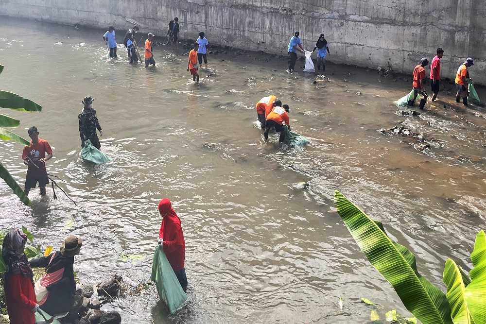 Masyarakat Lintas Agama Gotong Royong Bersihkan Sampah di Kali Code