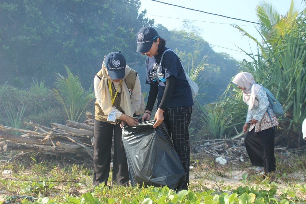 Kolaborasi KKN UGM X KKN UNS, Bersih-bersih Pantai Kunir Pacitan