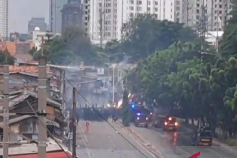 Demo Jakarta: Massa Didominasi Pelajar Bentrok dengan Polisi