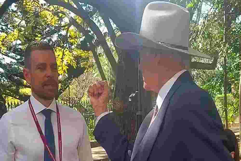 Bob Katter Mau Tonjok Jurnalis TV saat Konpres, Ini Alasannya