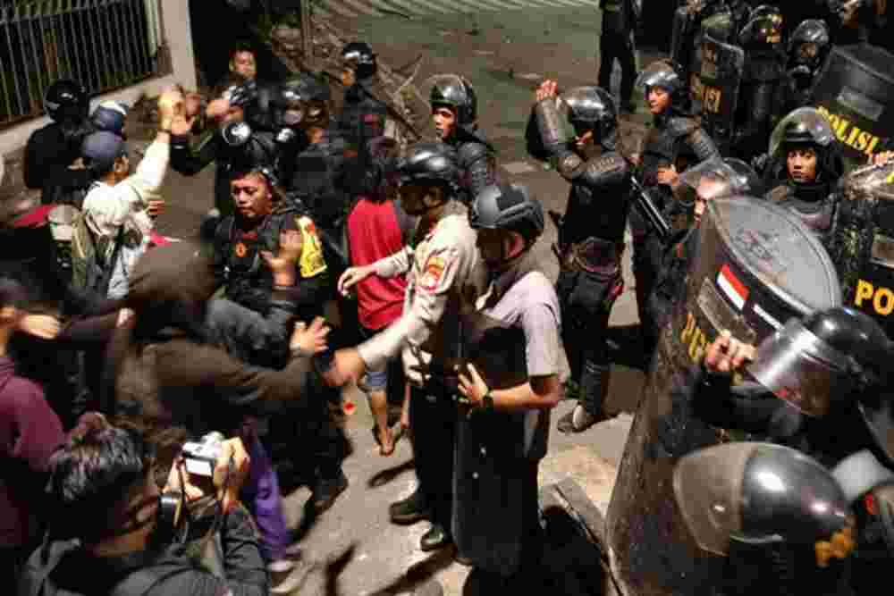 Demo Jakarta, Aparat Pukul Mundur Massa dari Senayan