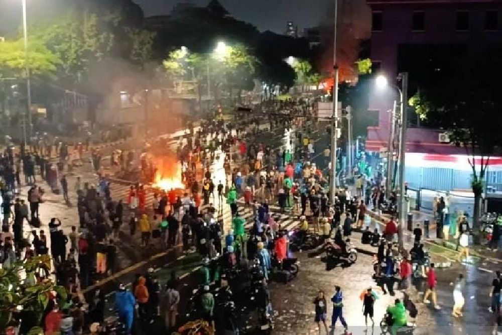 Ribuan Massa dan Ojol Kepung Kawasan Mako Brimob Kwitang hingga Dini Hari