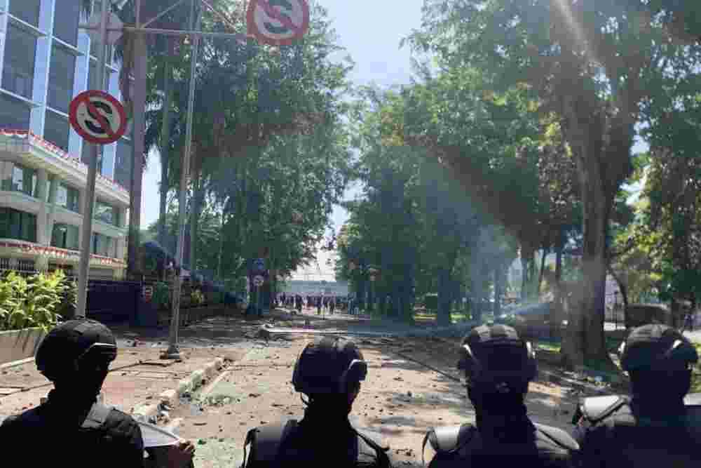 Petugas di Mako Brimob Kwintang Dilempari Batu oleh Demonstran